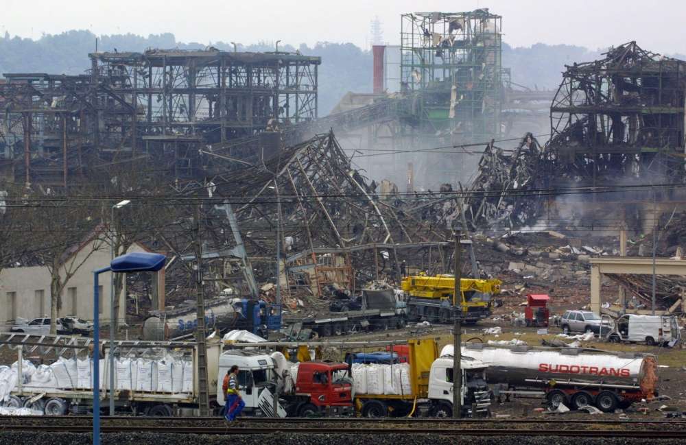 vue-de-l-usine-azf-a-toulouse-apres-l-explosion-qui-a-ravage-le-site-le-21-septembre-2001